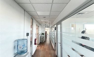 Arriendo Amplia Oficina con Terraza, Escuela Militar