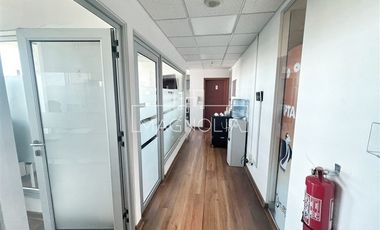 Arriendo Amplia Oficina con Terraza, Escuela Militar