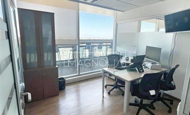 Arriendo Amplia Oficina con Terraza, Escuela Militar