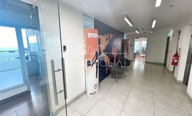 Arriendo Amplia Oficina con Terraza, Escuela Militar