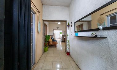 EN VENTA CASA TRES DORMITORIOS CON JARDIN Y COCHERA. CENTRO, GRANADERO BAIGORRIA.