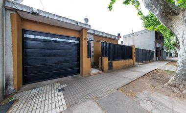 EN VENTA CASA TRES DORMITORIOS CON JARDIN Y COCHERA. CENTRO, GRANADERO BAIGORRIA.