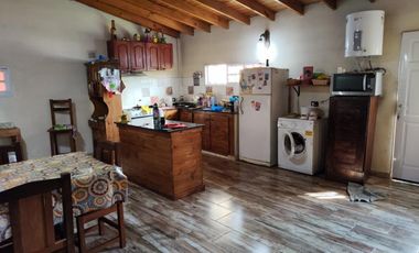 VENTA DE CASA 3 AMBIENTES SOBRE LOTE DE 315 M² - LUIS GUILLÓN - FONDO LIBRE - A MTS DE AV. BRUZONE - POSIBILIDAD DE PERMUTA