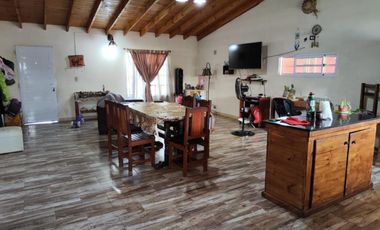 VENTA DE CASA 3 AMBIENTES SOBRE LOTE DE 315 M² - LUIS GUILLÓN - FONDO LIBRE - A MTS DE AV. BRUZONE - POSIBILIDAD DE PERMUTA