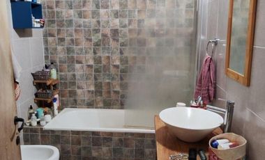 VENTA DE CASA 3 AMBIENTES SOBRE LOTE DE 315 M² - LUIS GUILLÓN - FONDO LIBRE - A MTS DE AV. BRUZONE - POSIBILIDAD DE PERMUTA