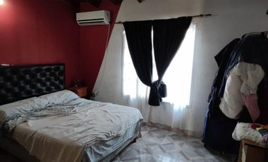 VENTA DE CASA 3 AMBIENTES SOBRE LOTE DE 315 M² - LUIS GUILLÓN - FONDO LIBRE - A MTS DE AV. BRUZONE - POSIBILIDAD DE PERMUTA