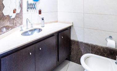 EN VENTA - CASA DOS DORMITORIOS CON QUINCHO Y TERRAZA- REFINERIA, ROSARIO