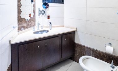 EN VENTA - CASA DOS DORMITORIOS CON QUINCHO Y TERRAZA- REFINERIA, ROSARIO