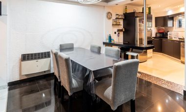 EN VENTA - CASA DOS DORMITORIOS CON QUINCHO Y TERRAZA- REFINERIA, ROSARIO