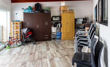 EN VENTA - CASA DOS DORMITORIOS CON QUINCHO Y TERRAZA- REFINERIA, ROSARIO