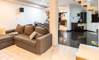 EN VENTA - CASA DOS DORMITORIOS CON QUINCHO Y TERRAZA- REFINERIA, ROSARIO