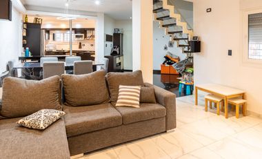 EN VENTA - CASA DOS DORMITORIOS CON QUINCHO Y TERRAZA- REFINERIA, ROSARIO