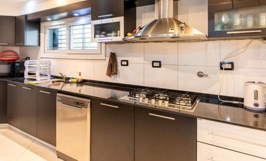 EN VENTA - CASA DOS DORMITORIOS CON QUINCHO Y TERRAZA- REFINERIA, ROSARIO