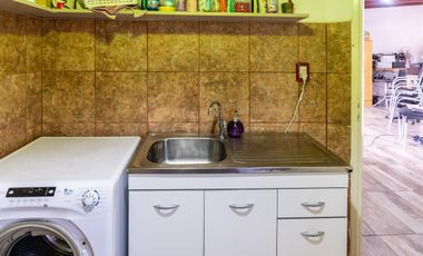 EN VENTA - CASA DOS DORMITORIOS CON QUINCHO Y TERRAZA- REFINERIA, ROSARIO