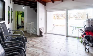 EN VENTA - CASA DOS DORMITORIOS CON QUINCHO Y TERRAZA- REFINERIA, ROSARIO