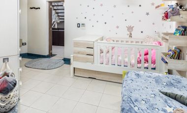 EN VENTA - CASA DOS DORMITORIOS CON QUINCHO Y TERRAZA- REFINERIA, ROSARIO