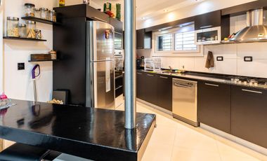 EN VENTA - CASA DOS DORMITORIOS CON QUINCHO Y TERRAZA- REFINERIA, ROSARIO