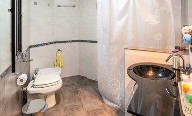 EN VENTA - CASA DOS DORMITORIOS CON QUINCHO Y TERRAZA- REFINERIA, ROSARIO