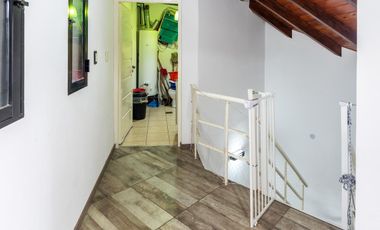 EN VENTA - CASA DOS DORMITORIOS CON QUINCHO Y TERRAZA- REFINERIA, ROSARIO