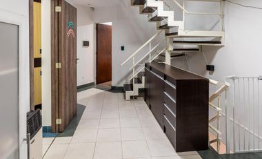 EN VENTA - CASA DOS DORMITORIOS CON QUINCHO Y TERRAZA- REFINERIA, ROSARIO