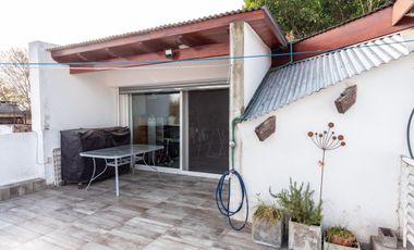 EN VENTA - CASA DOS DORMITORIOS CON QUINCHO Y TERRAZA- REFINERIA, ROSARIO