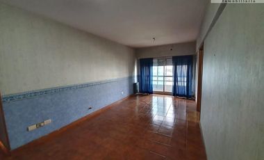 Venta Gran Semi Piso 3 ambientes con cochera fija sub terranea de 76 m2 en el Centro de San Martin
