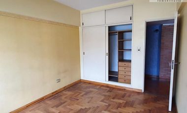 Venta Gran Semi Piso 3 ambientes con cochera fija sub terranea de 76 m2 en el Centro de San Martin