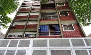 Venta Gran Semi Piso 3 ambientes con cochera fija sub terranea de 76 m2 en el Centro de San Martin
