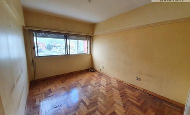 Venta Gran Semi Piso 3 ambientes con cochera fija sub terranea de 76 m2 en el Centro de San Martin