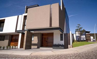 Casa de 4 rec una en PB y roof venta en El Nvo Refugio, Querétaro