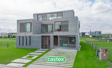 Moderna casa a la laguna  con gran en venta a estrenar en Virzon, Nordelta