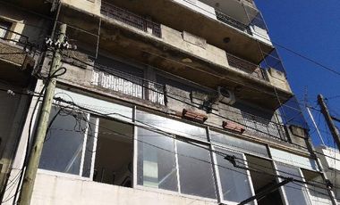 EXCELENTE PISO 5 AMBIENTES EN VENTA SOBRE AVENIDA MÁRQUEZ