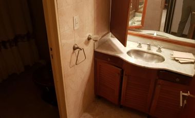 EXCELENTE PISO 5 AMBIENTES EN VENTA SOBRE AVENIDA MÁRQUEZ