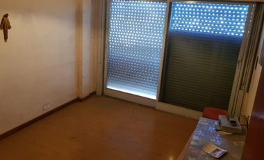 EXCELENTE PISO 5 AMBIENTES EN VENTA SOBRE AVENIDA MÁRQUEZ