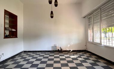 Casa de 3 AMBIENTES ubicada a 500 metros de la Avenida Tomás Espora .