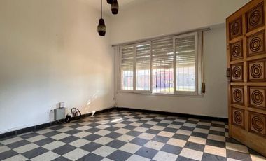 Casa de 3 AMBIENTES ubicada a 500 metros de la Avenida Tomás Espora .