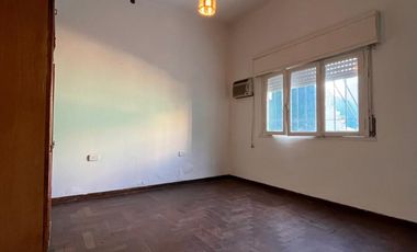 Casa de 3 AMBIENTES ubicada a 500 metros de la Avenida Tomás Espora .