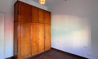 Casa de 3 AMBIENTES ubicada a 500 metros de la Avenida Tomás Espora .