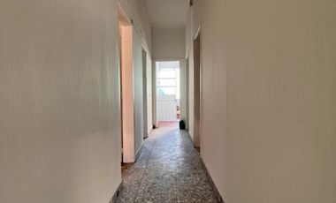 Casa de 3 AMBIENTES ubicada a 500 metros de la Avenida Tomás Espora .
