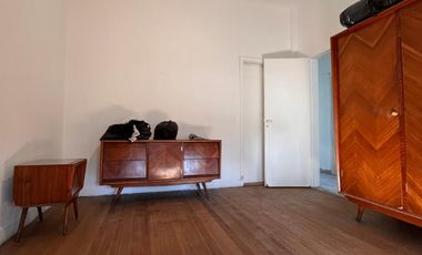 Casa de 3 AMBIENTES ubicada a 500 metros de la Avenida Tomás Espora .