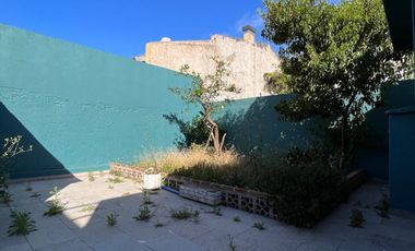 Casa de 3 AMBIENTES ubicada a 500 metros de la Avenida Tomás Espora .