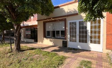 Casa de 3 AMBIENTES ubicada a 500 metros de la Avenida Tomás Espora .