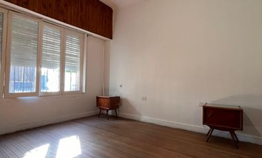 Casa de 3 AMBIENTES ubicada a 500 metros de la Avenida Tomás Espora .