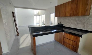 CASA EN VENTA EN ESQUINA CON ALBERCA FRACC. PALMAS GREEN MEDELLÍN DE BRAVO,VER.