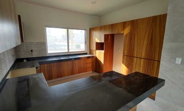 CASA EN VENTA EN ESQUINA CON ALBERCA FRACC. PALMAS GREEN MEDELLÍN DE BRAVO,VER.