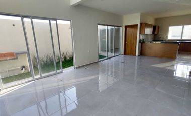 CASA EN VENTA EN ESQUINA CON ALBERCA FRACC. PALMAS GREEN MEDELLÍN DE BRAVO,VER.