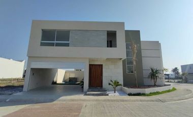 CASA EN VENTA EN ESQUINA CON ALBERCA FRACC. PALMAS GREEN MEDELLÍN DE BRAVO,VER.