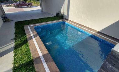 CASA EN VENTA EN ESQUINA CON ALBERCA FRACC. PALMAS GREEN MEDELLÍN DE BRAVO,VER.