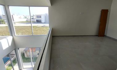 CASA EN VENTA EN ESQUINA CON ALBERCA FRACC. PALMAS GREEN MEDELLÍN DE BRAVO,VER.