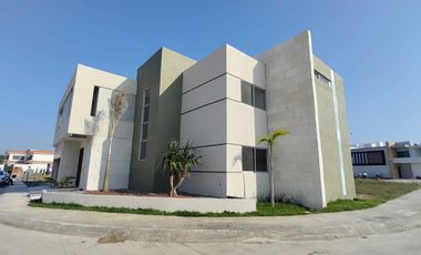CASA EN VENTA EN ESQUINA CON ALBERCA FRACC. PALMAS GREEN MEDELLÍN DE BRAVO,VER.